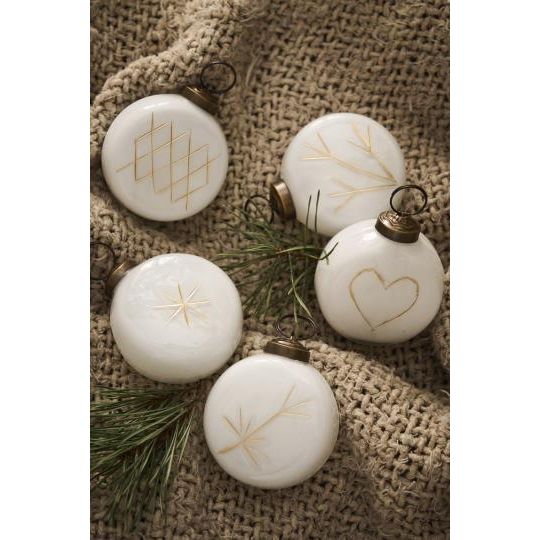 Ib Laursen Weihnachtskugel flach -weiß mit goldfarbener Eingravierung - XXXX