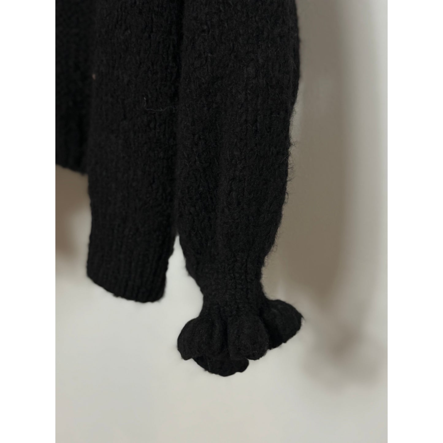 Strickjacke mit Rüschenärmel - schwarz