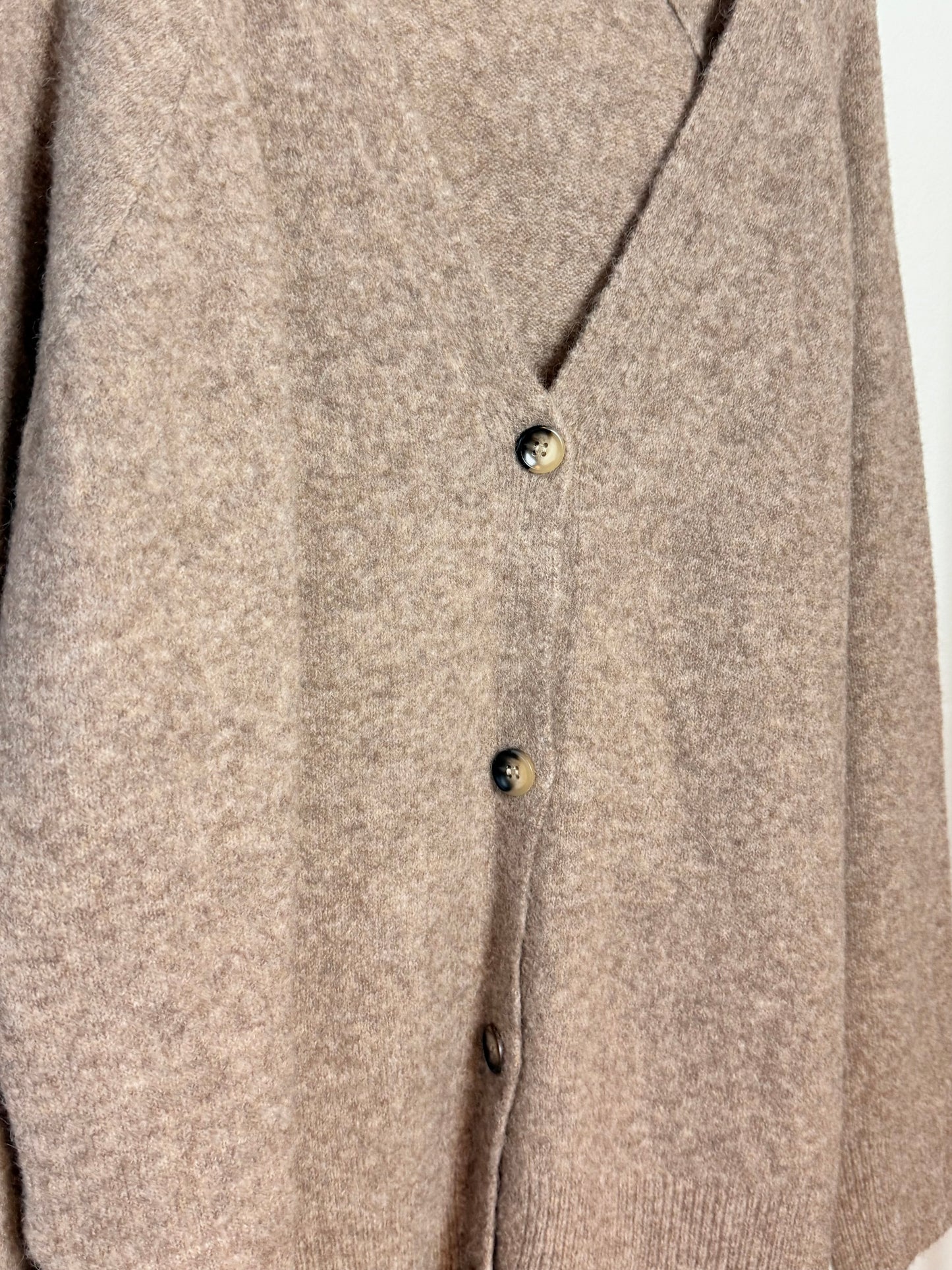 Strickjacke mit V- Ausschnitt - taupe