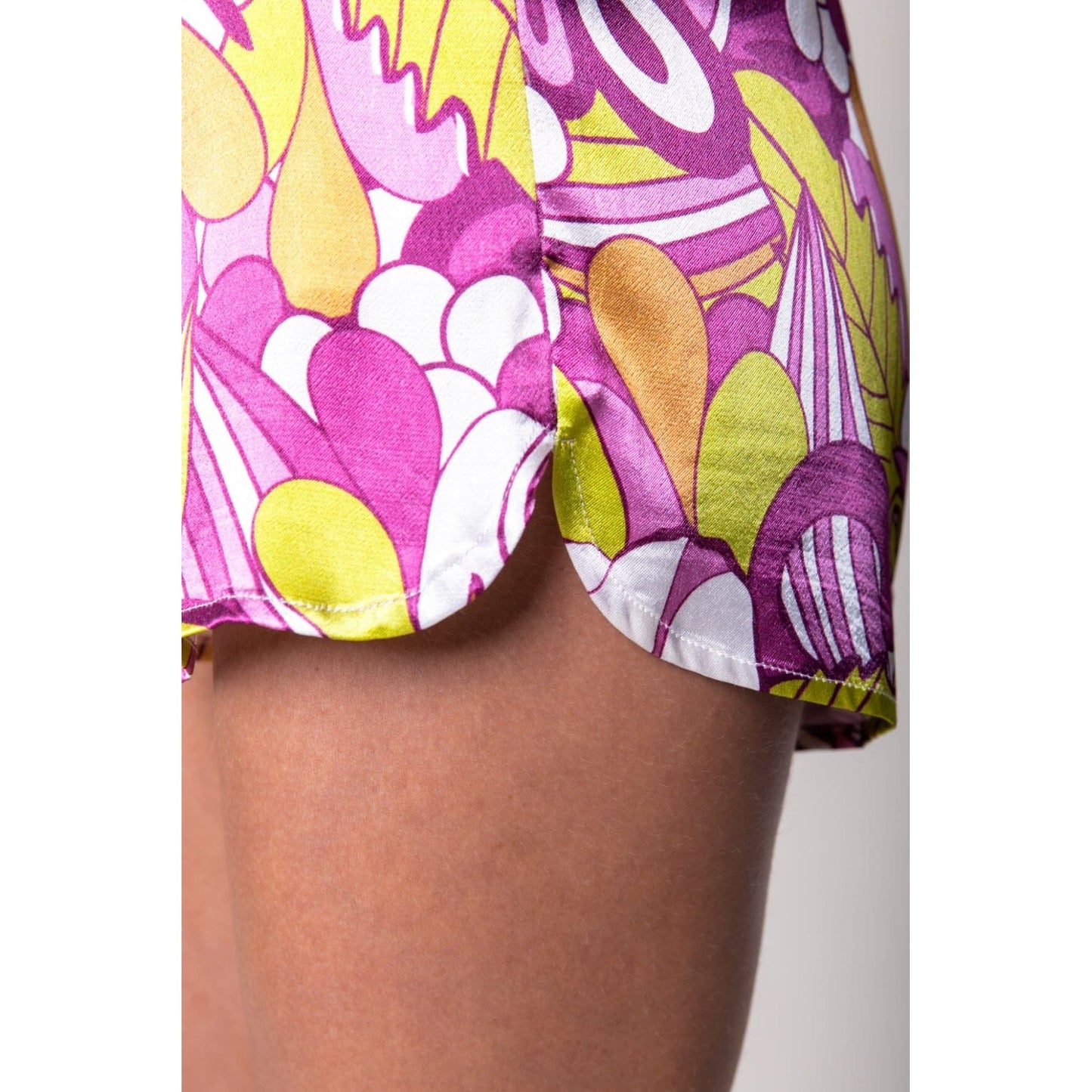 Colourful Rebel Tilly Blumen- Satin-Shorts