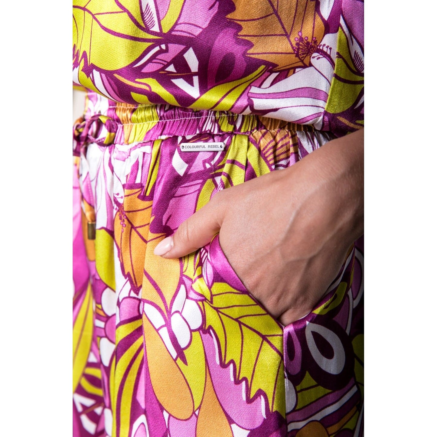Colourful Rebel Tilly Blumen- Satin-Shorts