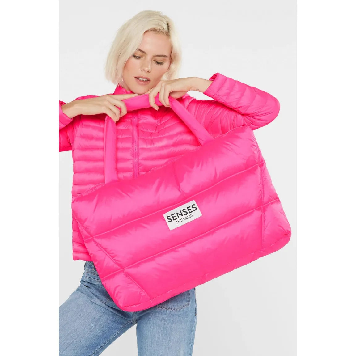 Senses the label Puffer Weekender Bag AMO:RA -vivid pink