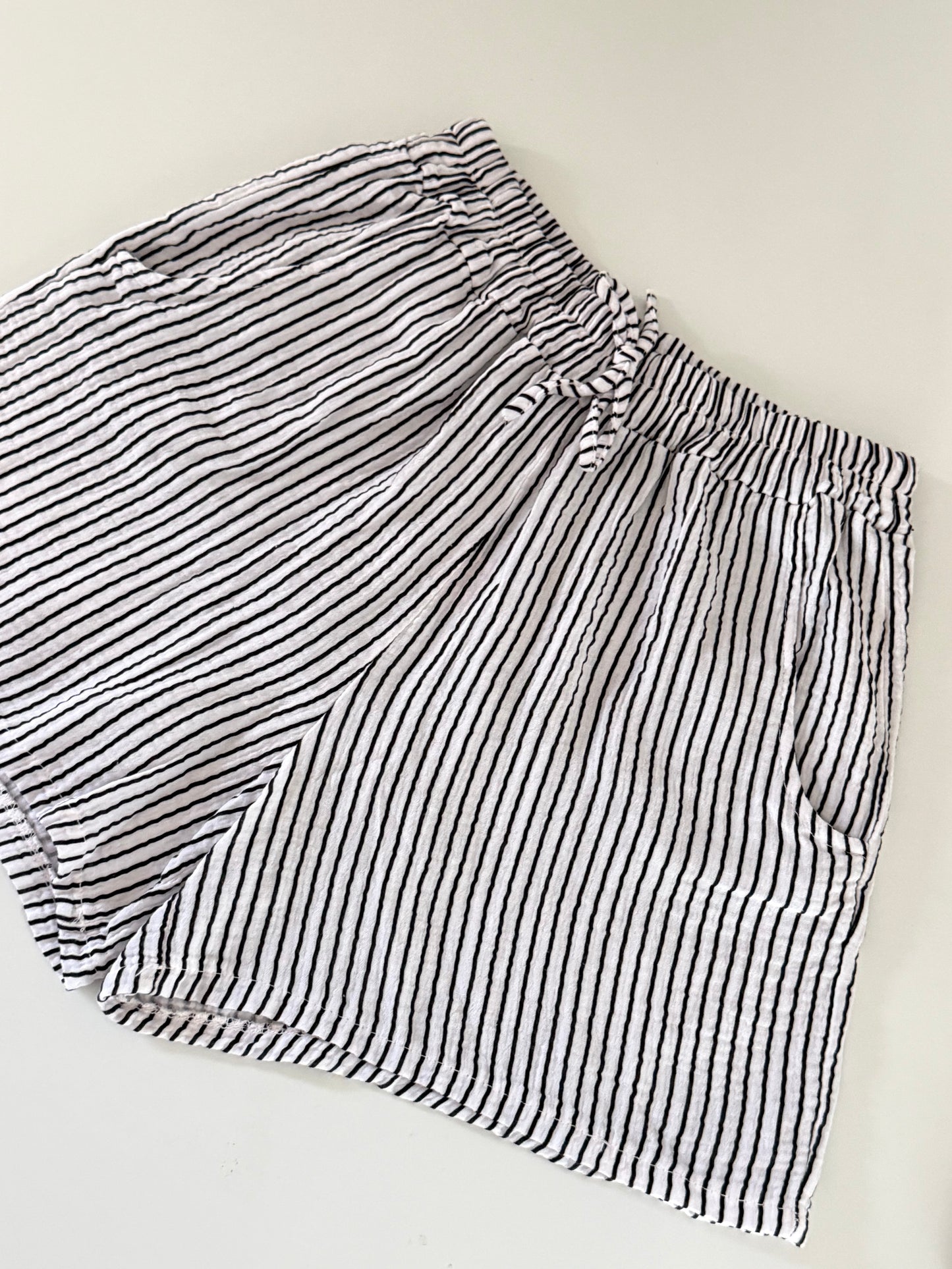 Musselin Shorts - schwarz weiß