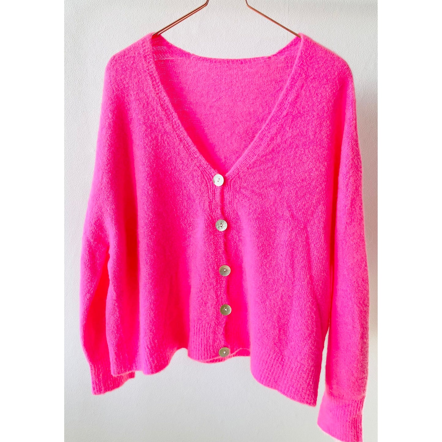 Strickjacke mit V-Ausschnitt -pink-